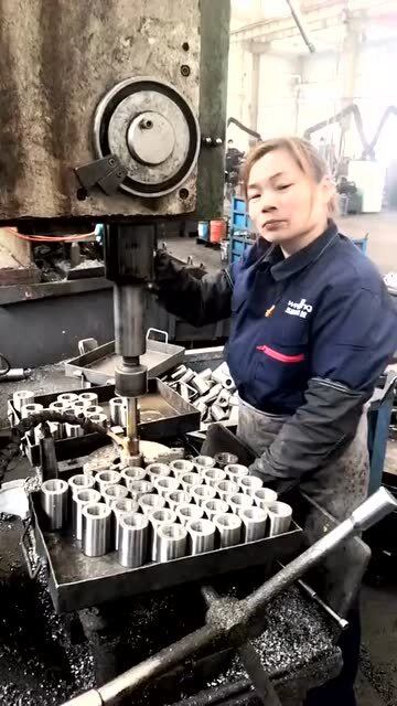 平常在模具厂做设计,有空去加工厂做临时工,都是为了生活